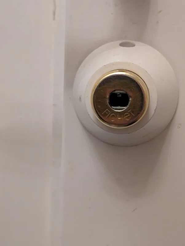 Cylindre Fichet sur porte blindée blanche