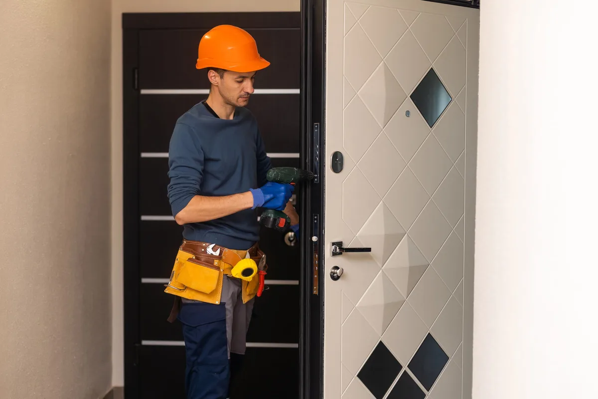 Serrurier professionnel en intervention — Serrurier Paris 16ème, Paris 16e